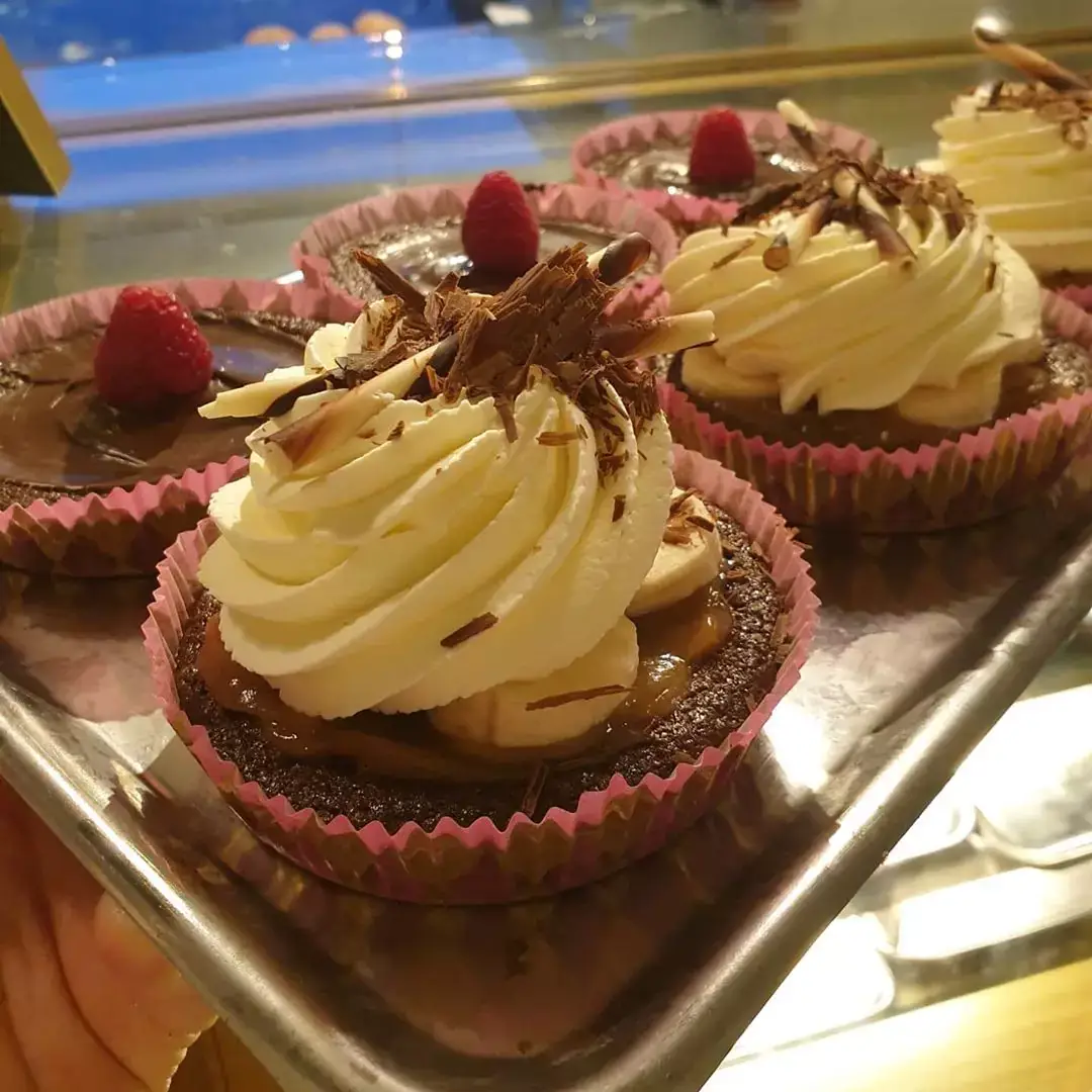 Dekorerade cupcakes med grädde och bär