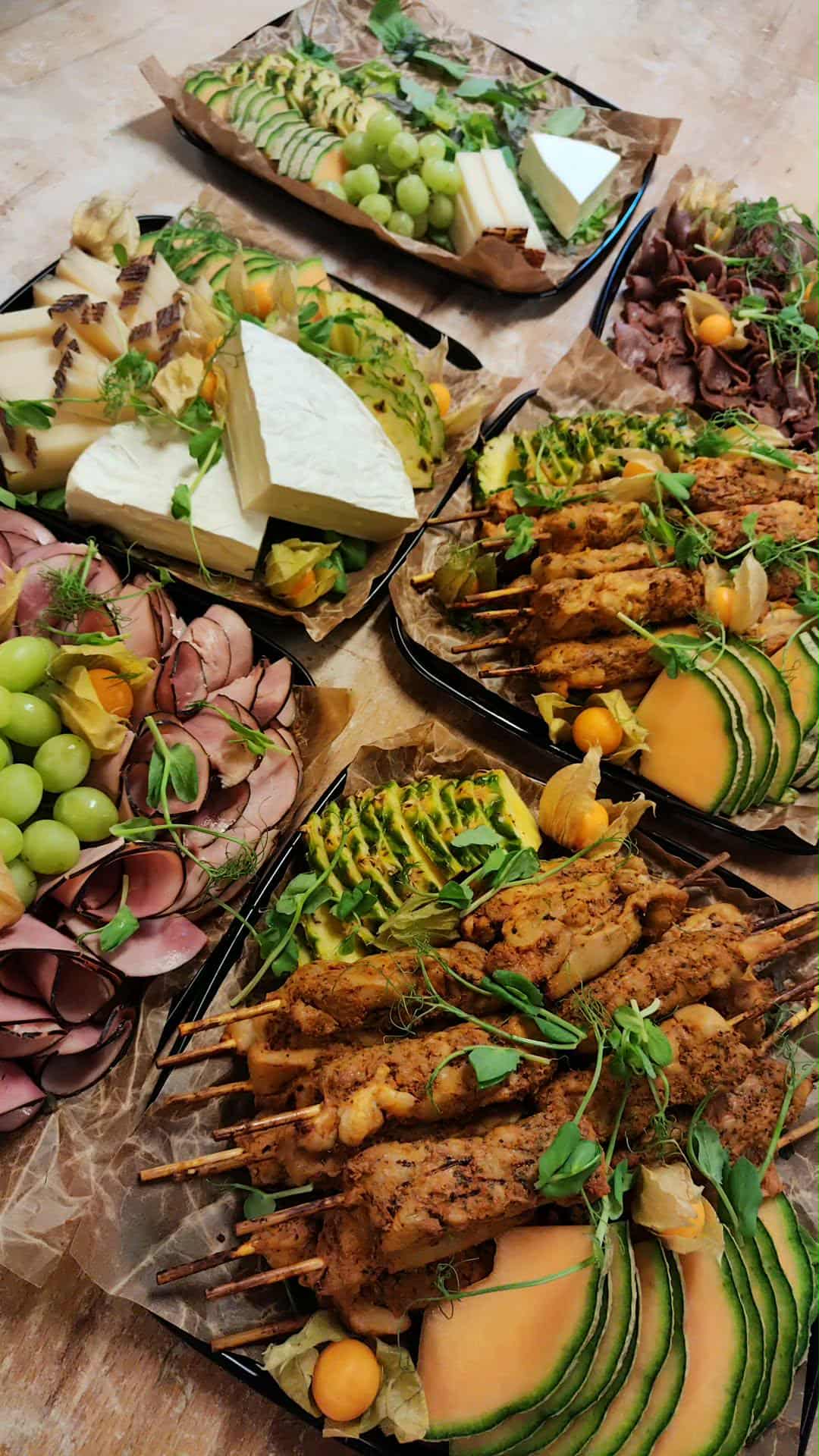 Köttfat med charkuterier och tillbehör - kycklingspett och ostfat