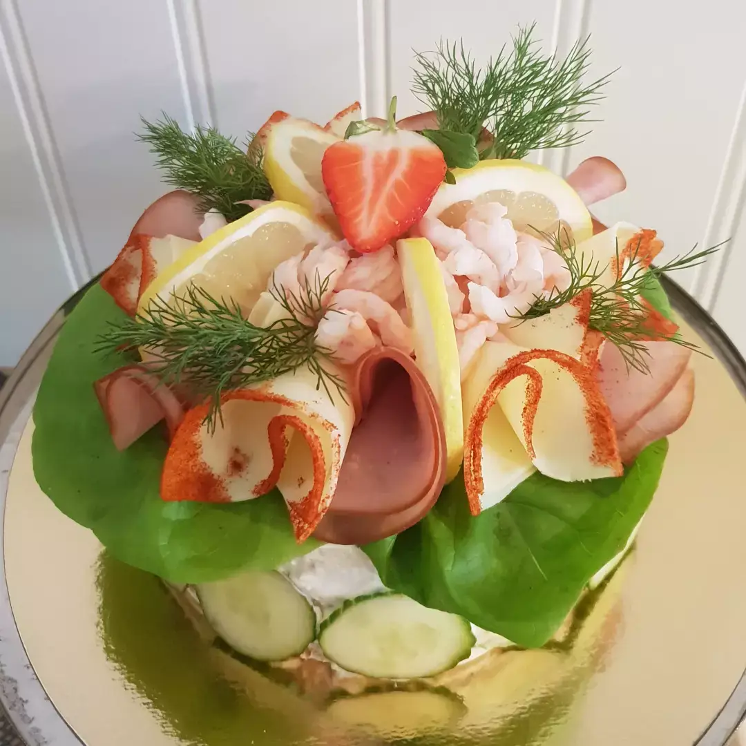 Dekorativ smörgåstårta med räkor och dill