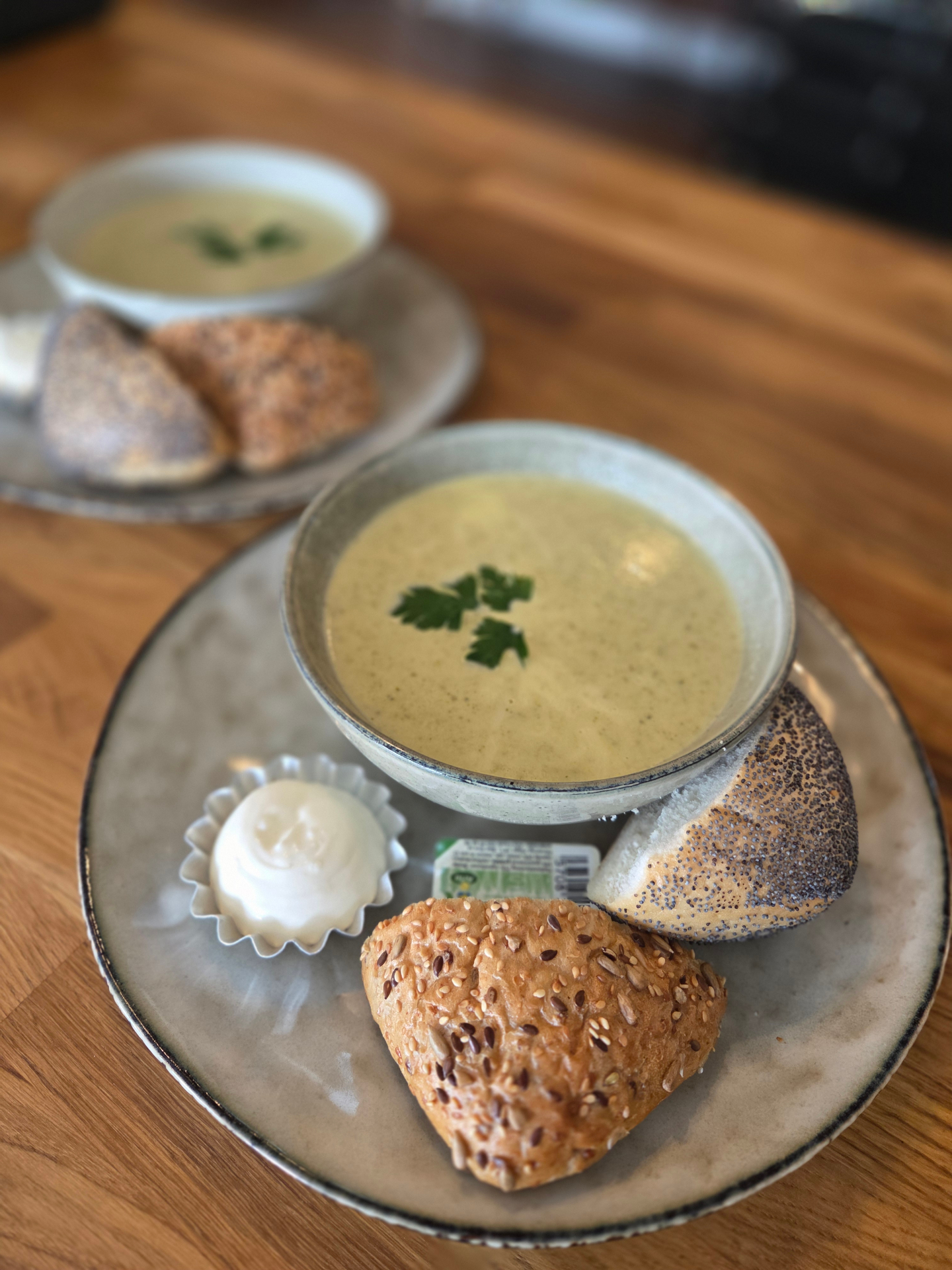 Varm och rustik soppa med färsk dill och bröd