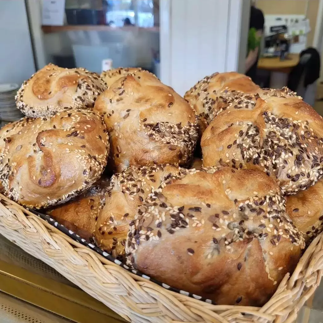 Nybakat bröd och frallor