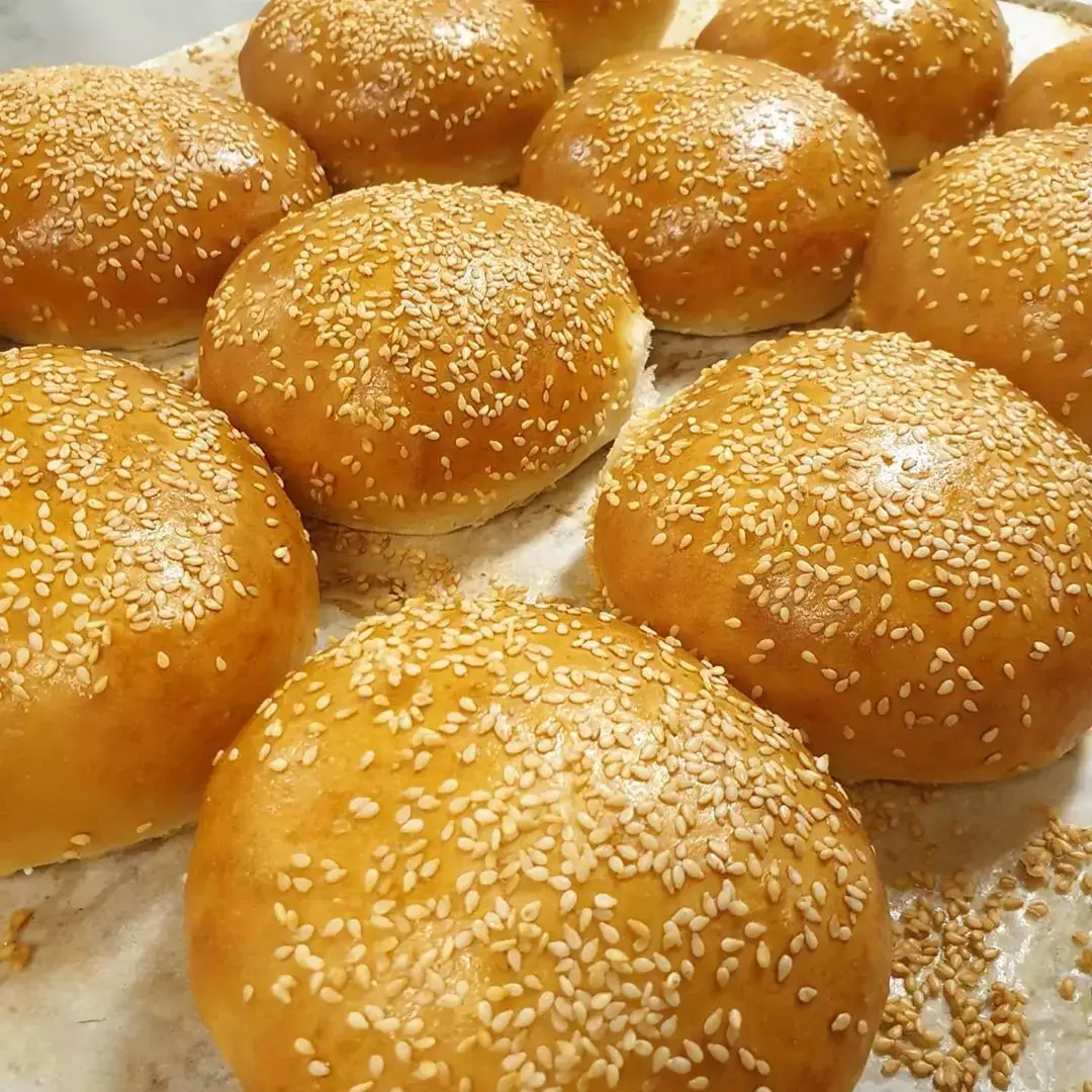 Färska hamburgerbröd med sesamfrön