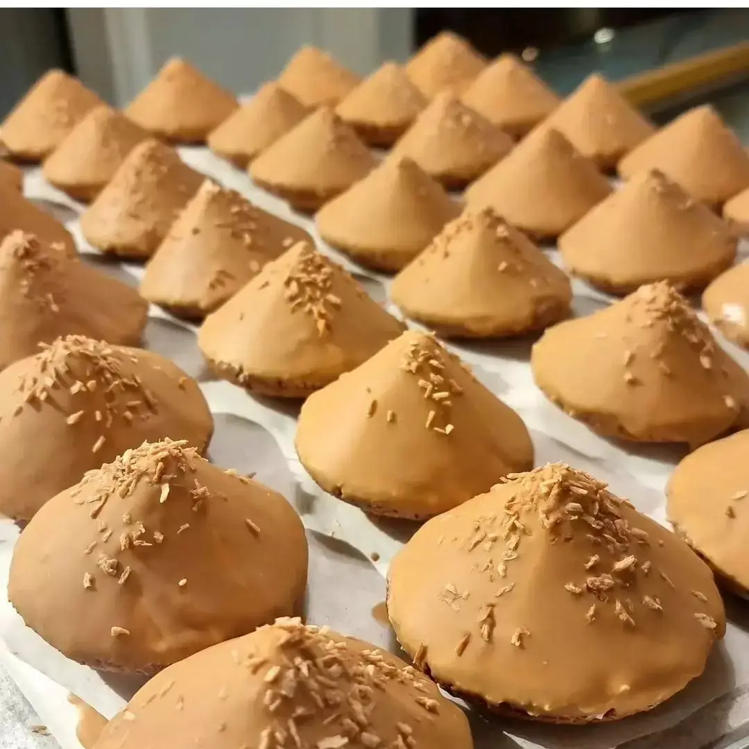 Handgjorda tårtbitar med chokladglasyr
