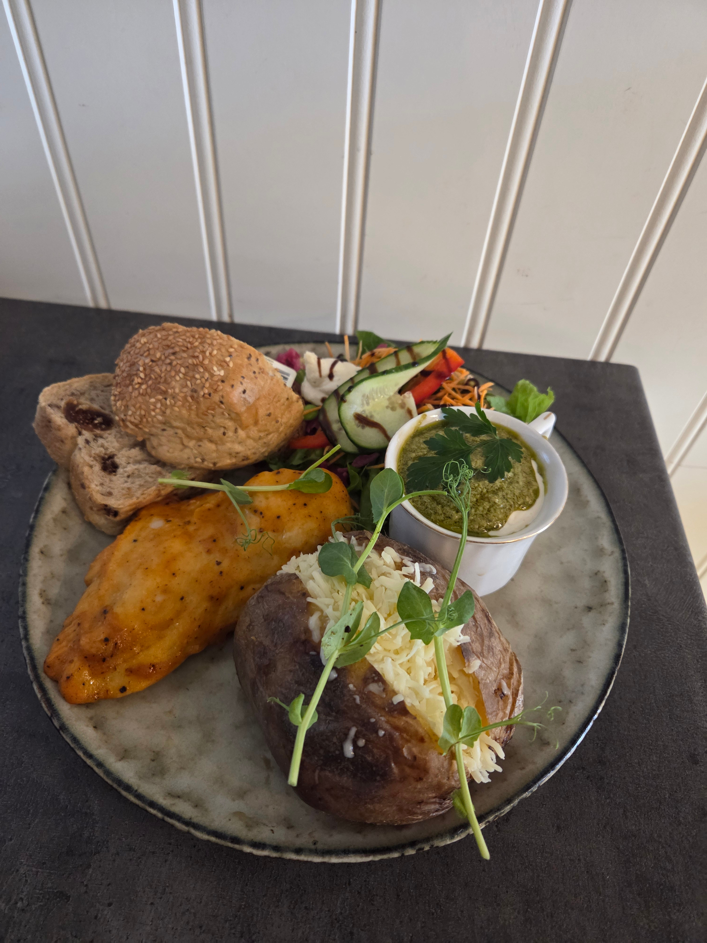 Helgtallrik med bakad potatis, kycklingfilé och sallad