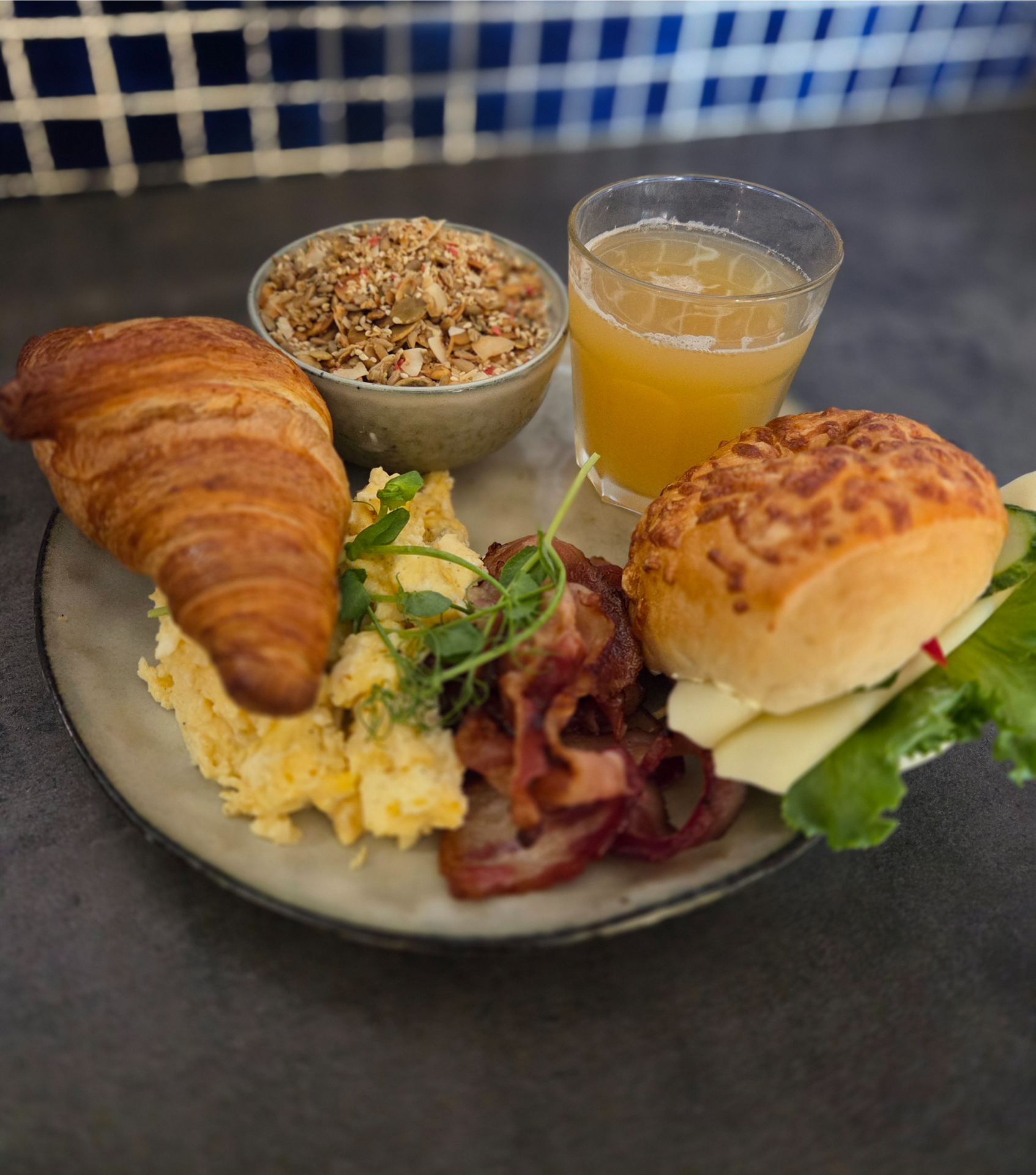 Färska frukostmackor på nybakat bröd