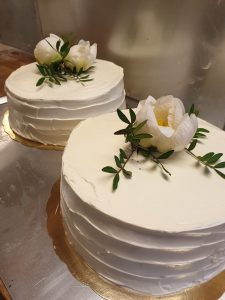 Bröllopstårta uppstruken med smörkräm, dekorerad med pioner (två delar)