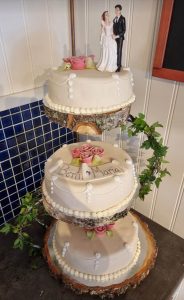 Klassisk bröllopstårta på S-ställning