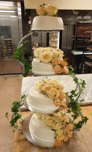 Klassisk bröllopstårta på S-ställning med levande blommor