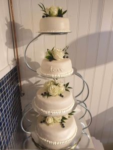Klassisk bröllopstårta på S-ställning med levande blommor