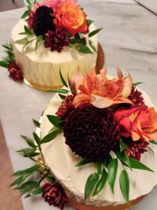 Bröllopstårta uppstruken med smörkräm och levande blommor